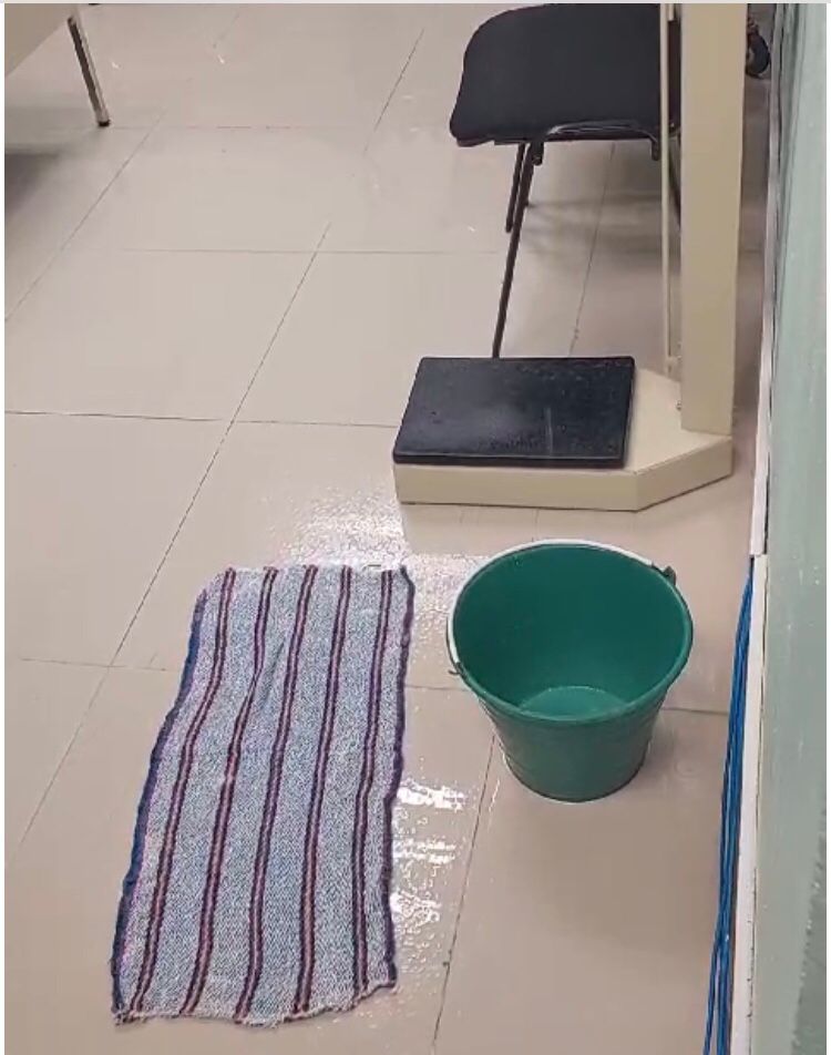 Para no inundarse utilizan cubetas en el Capasits